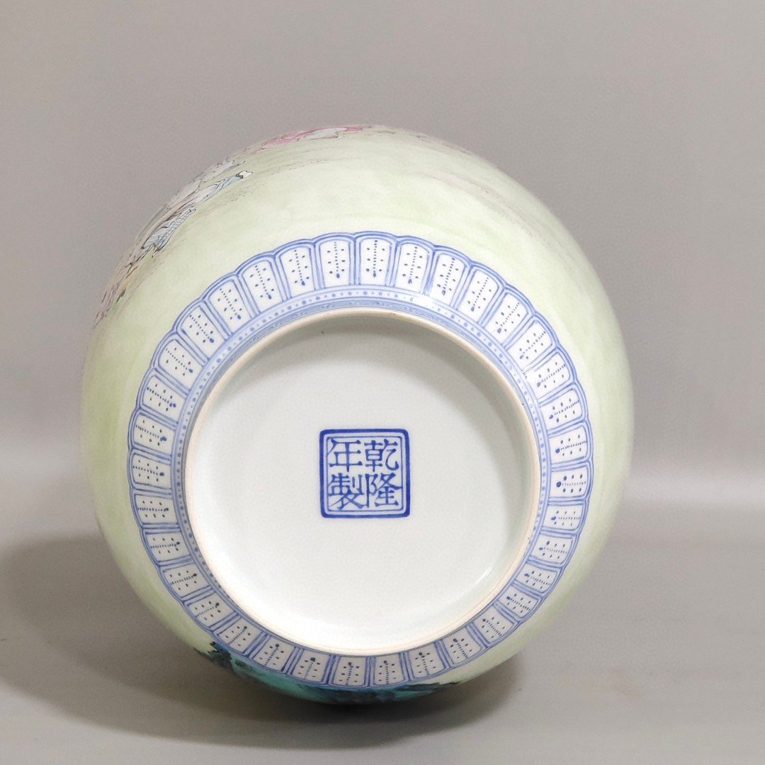 Qing Dynasty Qianlong enamel thin vase with green edging