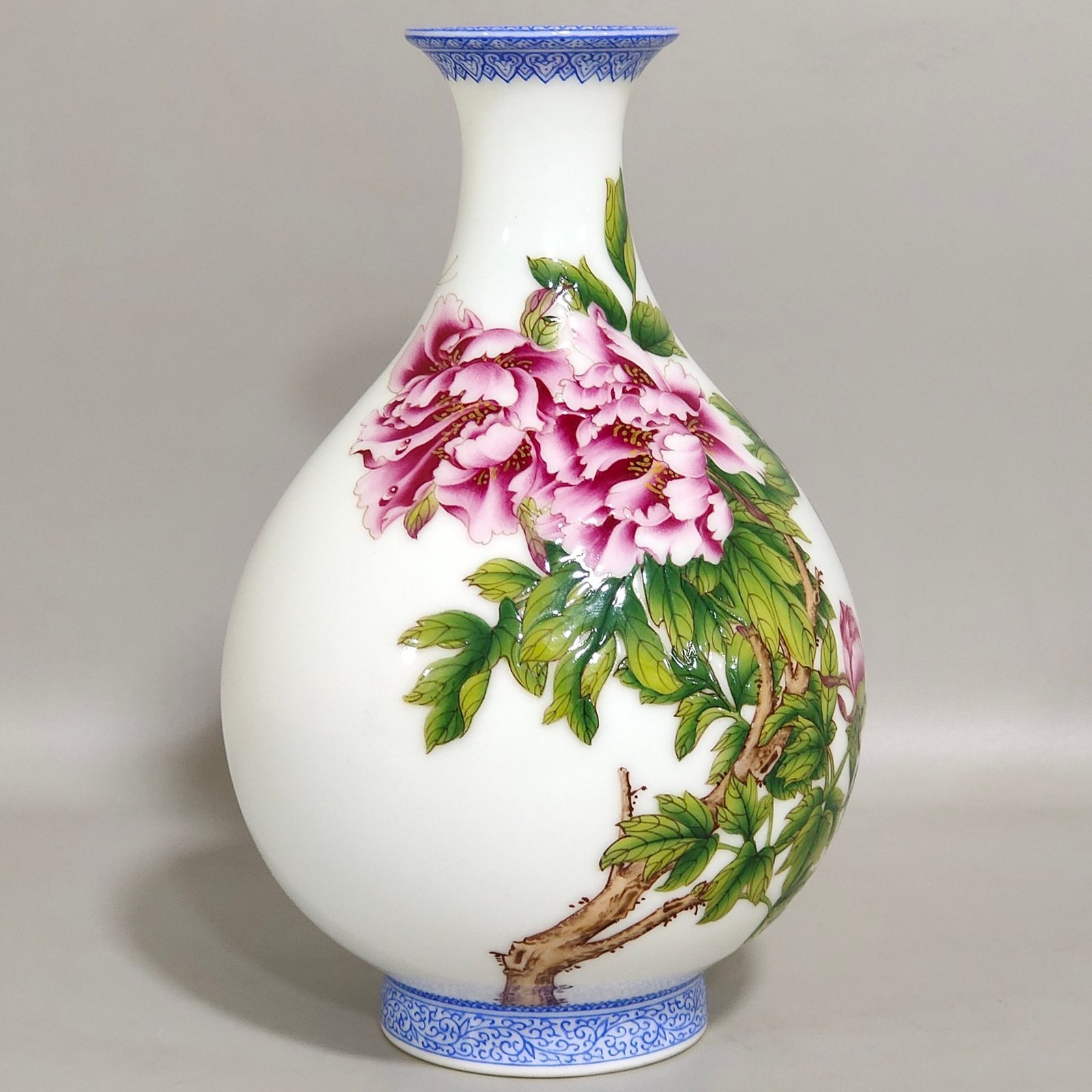 Qing Dynasty Qianlong enamel jade pot spring vase with emerald edge