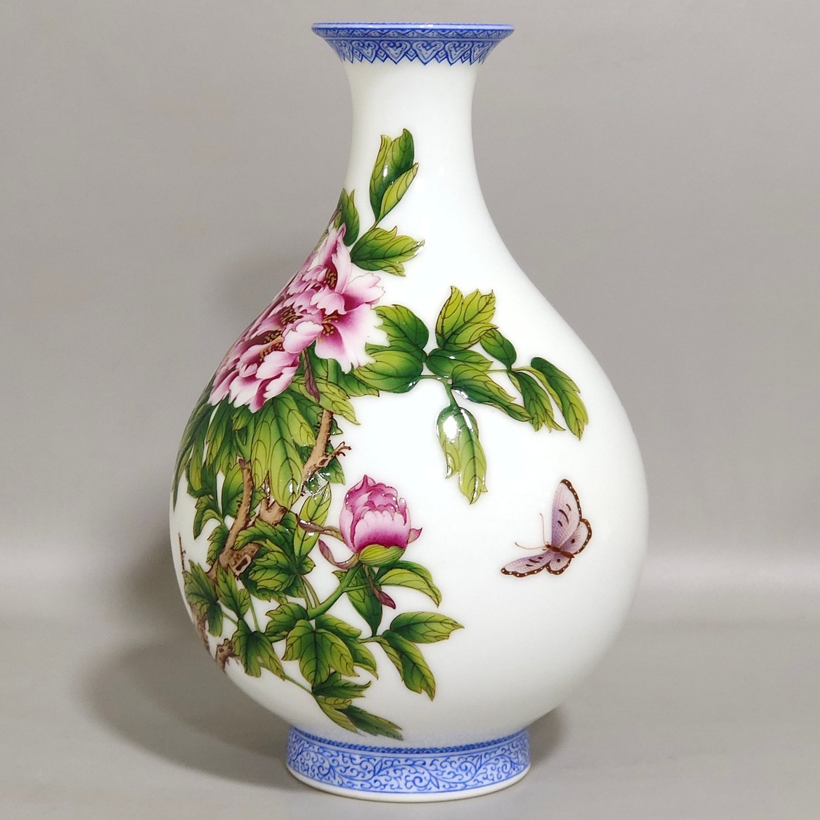 Qing Dynasty Qianlong enamel jade pot spring vase with emerald edge