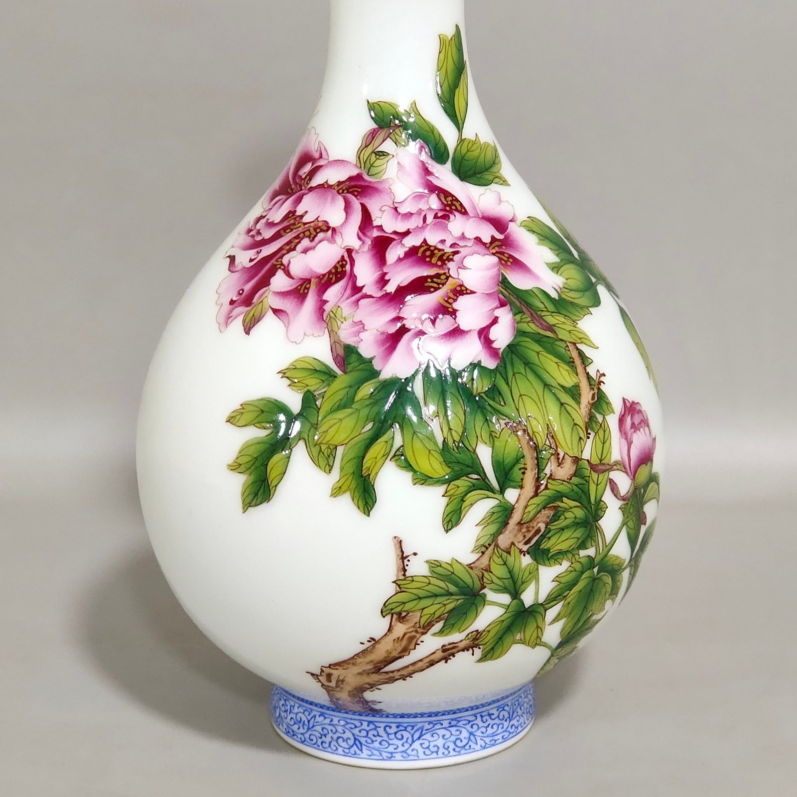 Qing Dynasty Qianlong enamel jade pot spring vase with emerald edge