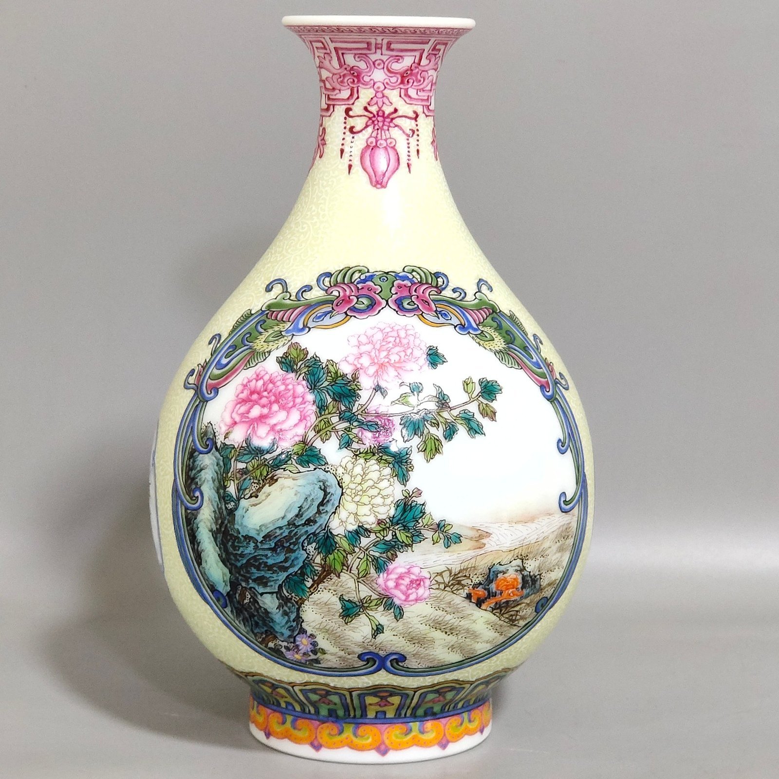 Qing Dynasty Qianlong enamel flower jade pot spring vase