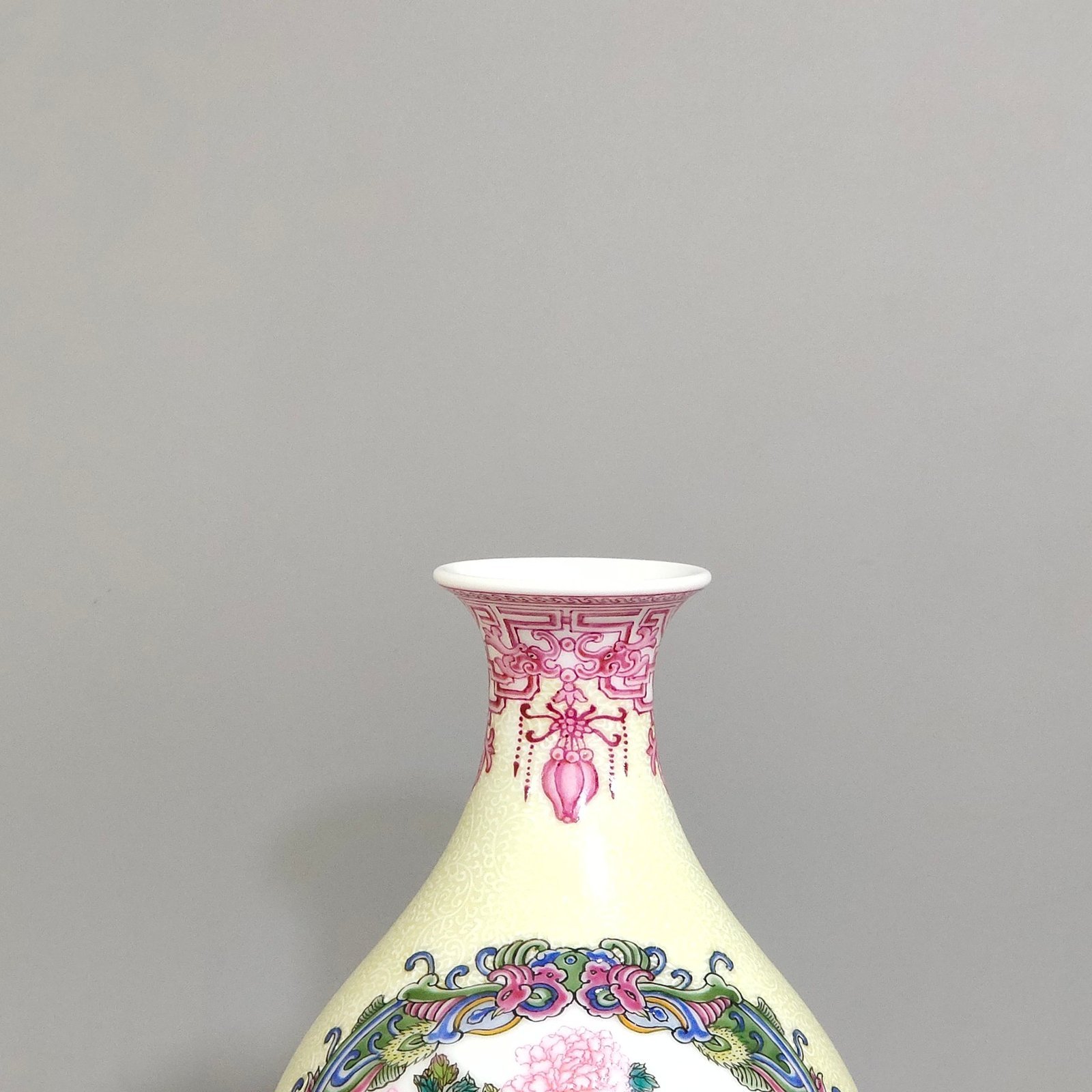 Qing Dynasty Qianlong enamel flower jade pot spring vase