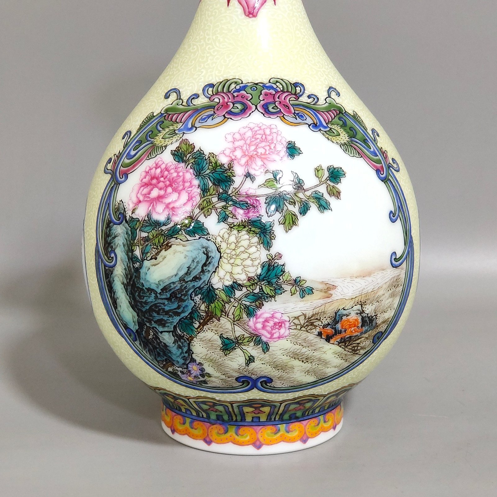 Qing Dynasty Qianlong enamel flower jade pot spring vase