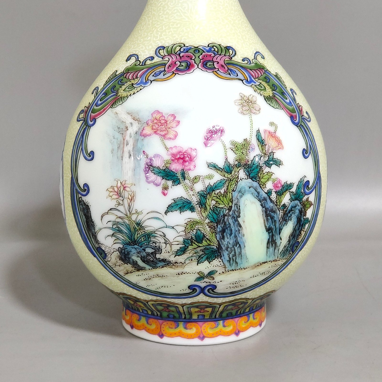 Qing Dynasty Qianlong enamel flower jade pot spring vase