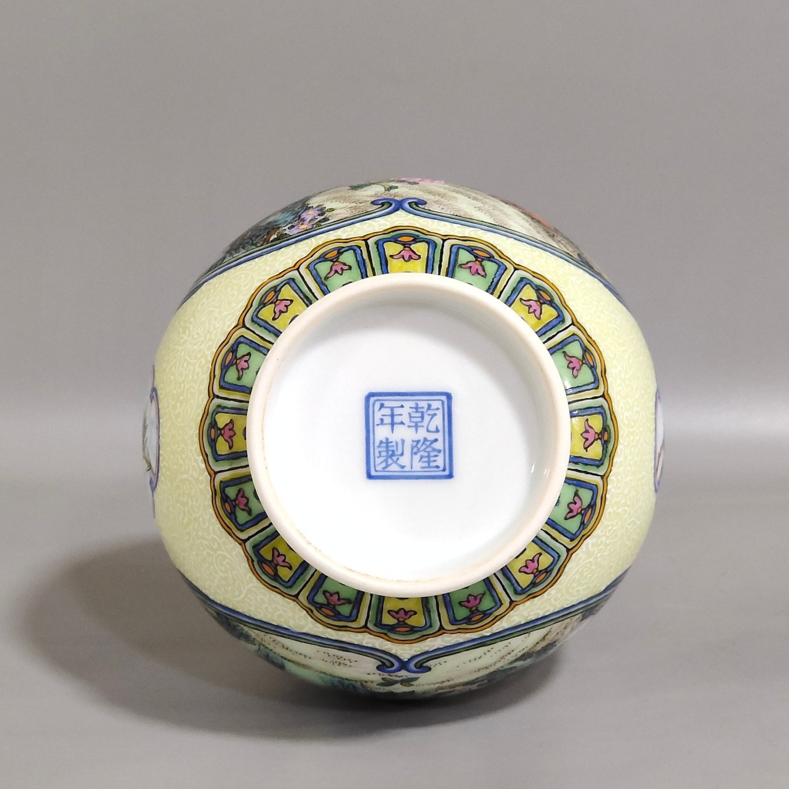 Qing Dynasty Qianlong enamel flower jade pot spring vase