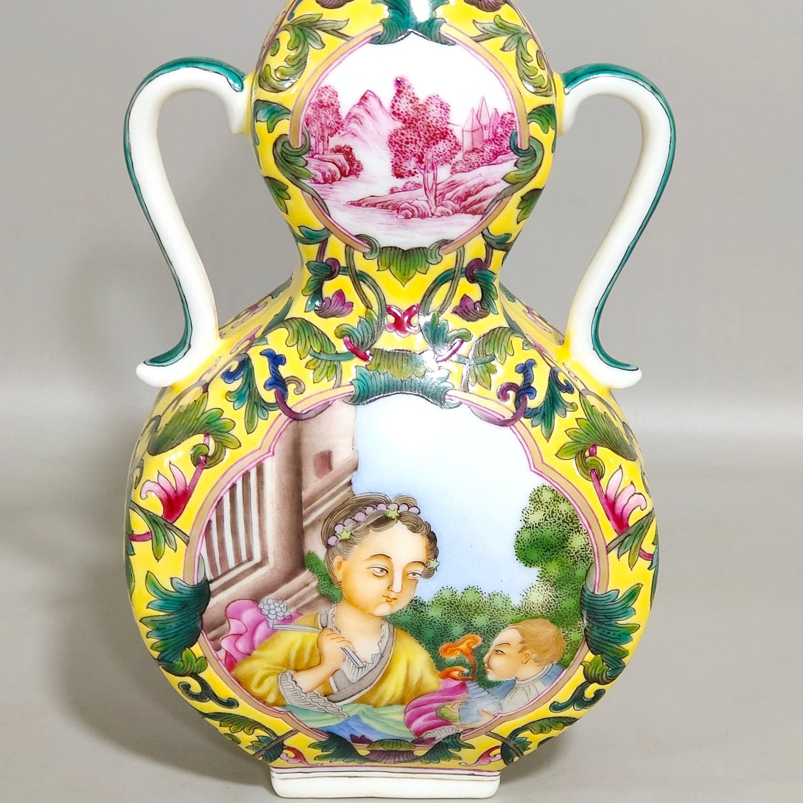 Qing Dynasty Qianlong enamel Western figure flat gourd vase