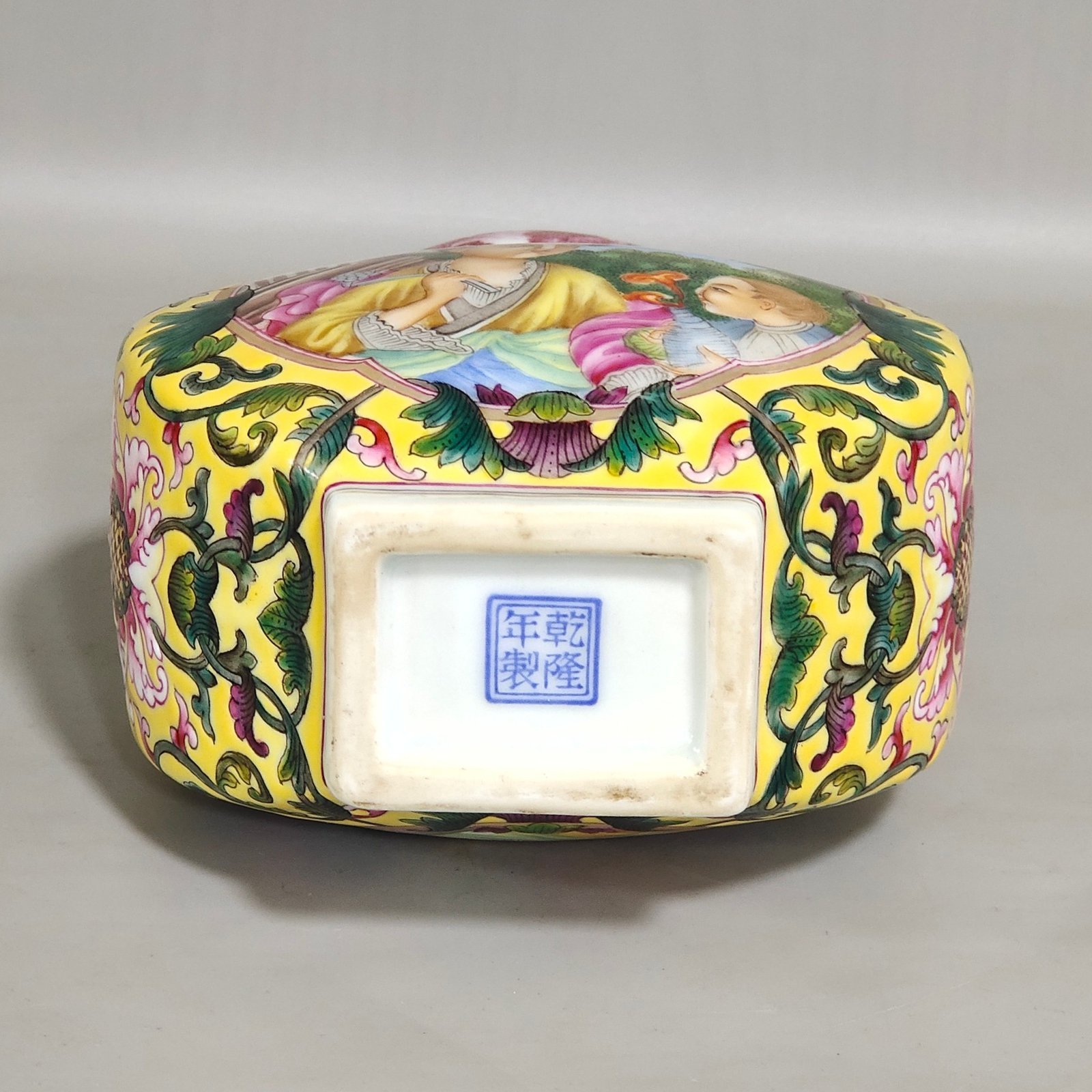 Qing Dynasty Qianlong enamel Western figure flat gourd vase