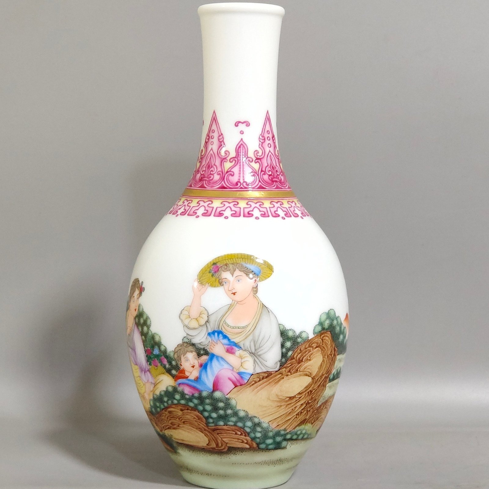 Qing Dynasty Qianlong enamel Western figure olive vase
