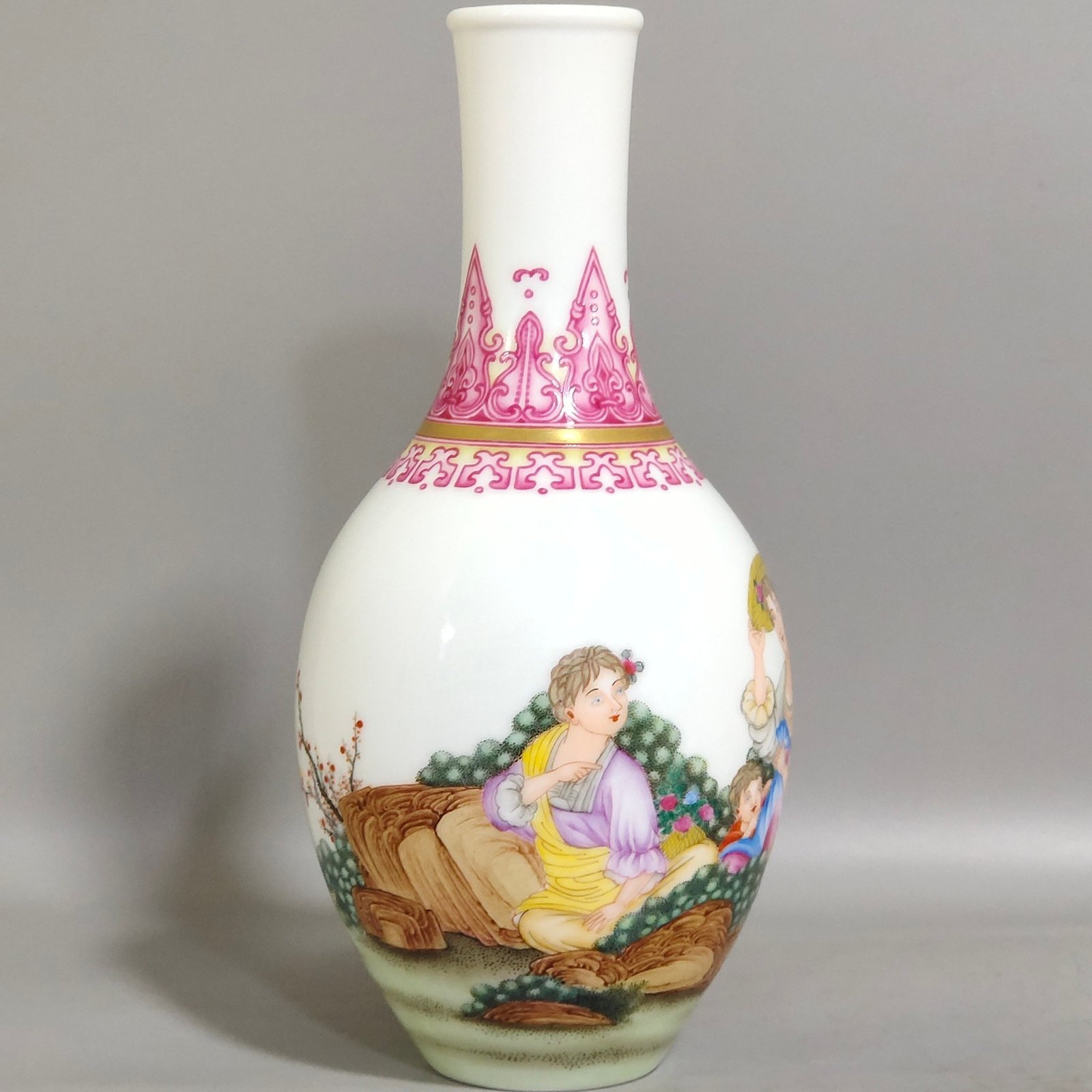Qing Dynasty Qianlong enamel Western figure olive vase
