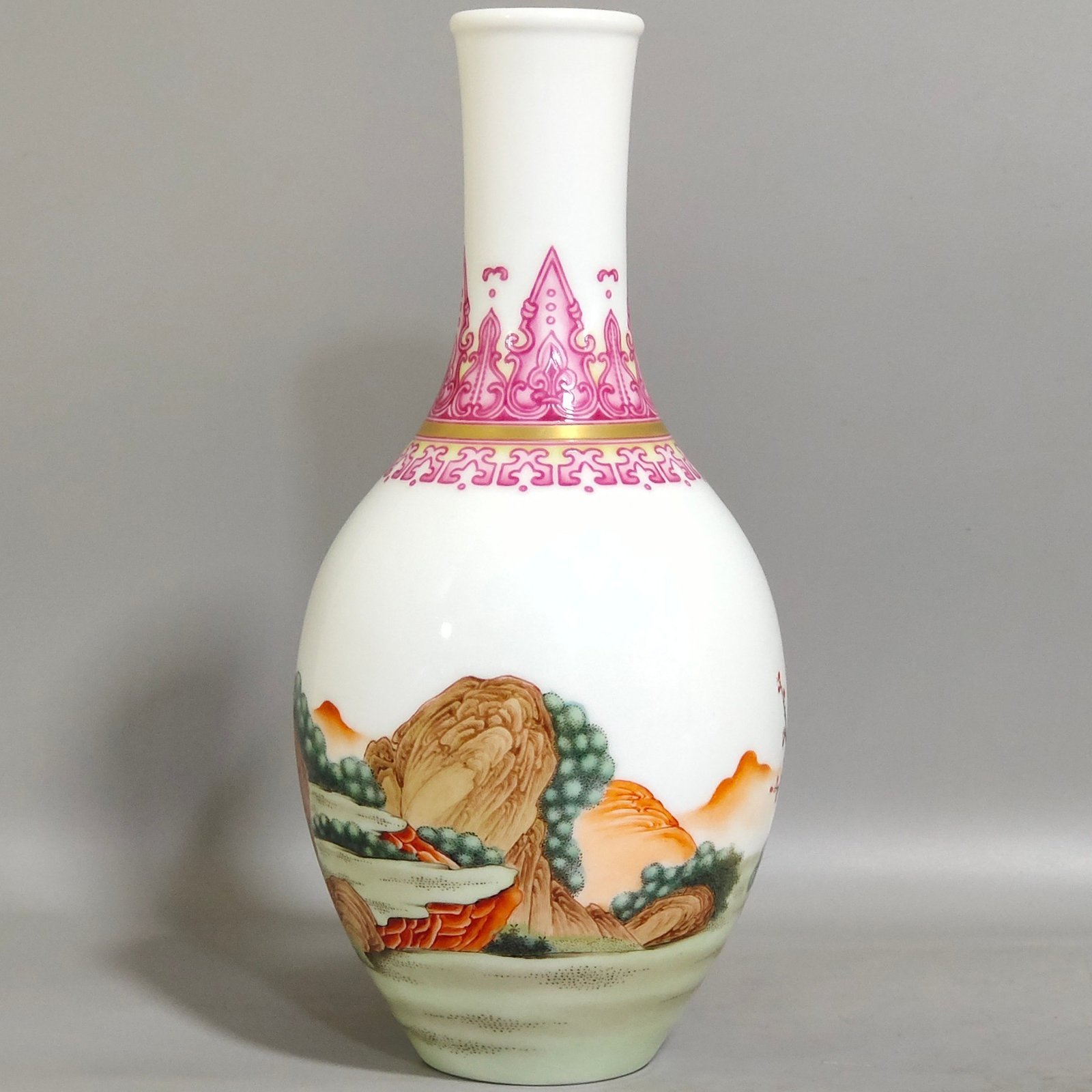Qing Dynasty Qianlong enamel Western figure olive vase