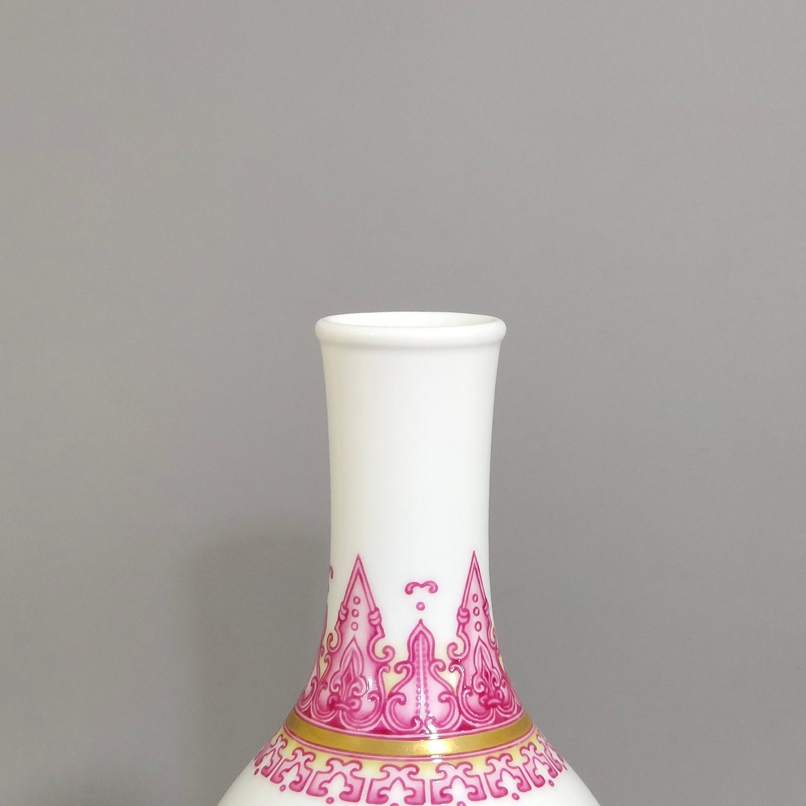 Qing Dynasty Qianlong enamel Western figure olive vase