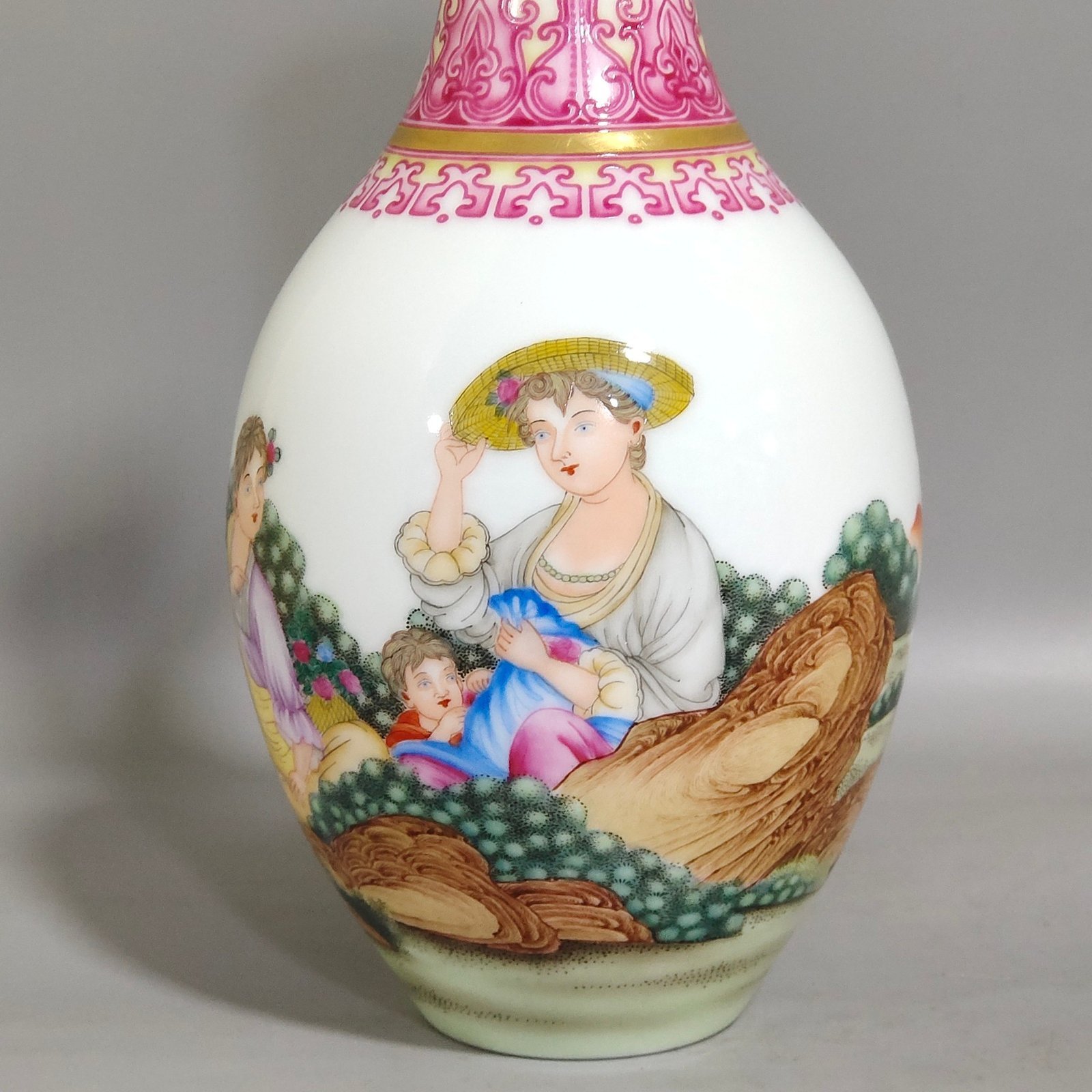 Qing Dynasty Qianlong enamel Western figure olive vase