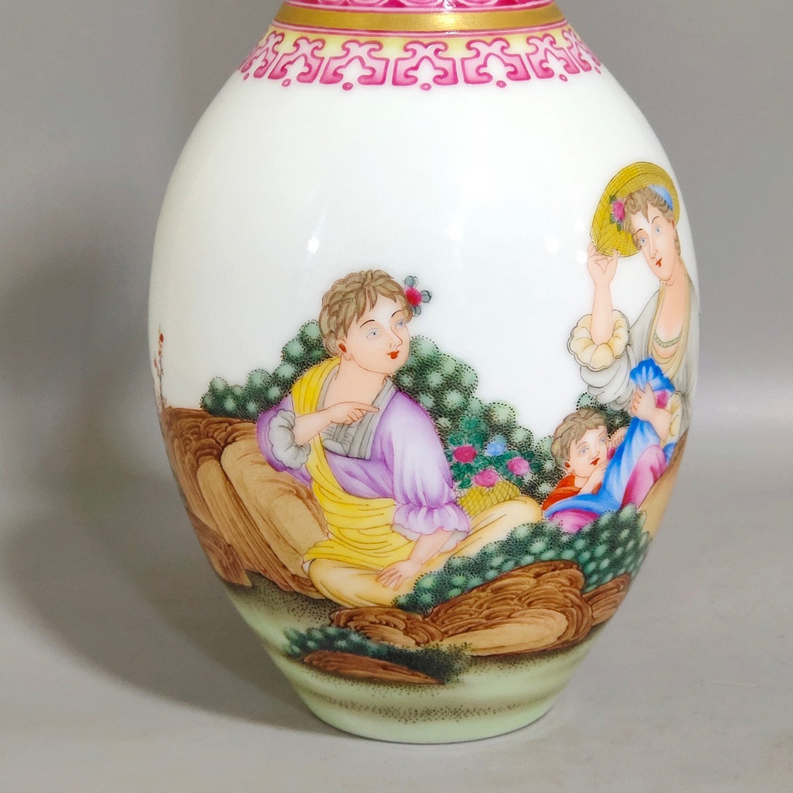 Qing Dynasty Qianlong enamel Western figure olive vase