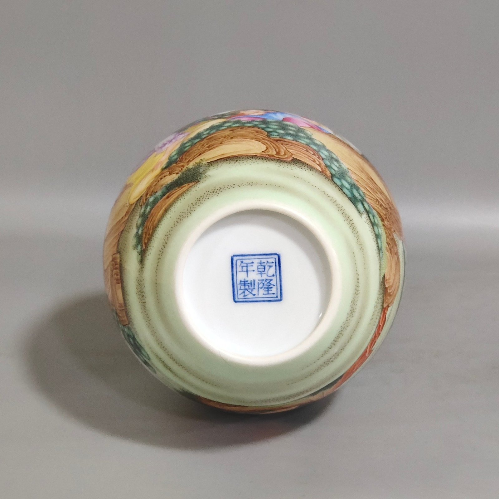 Qing Dynasty Qianlong enamel Western figure olive vase