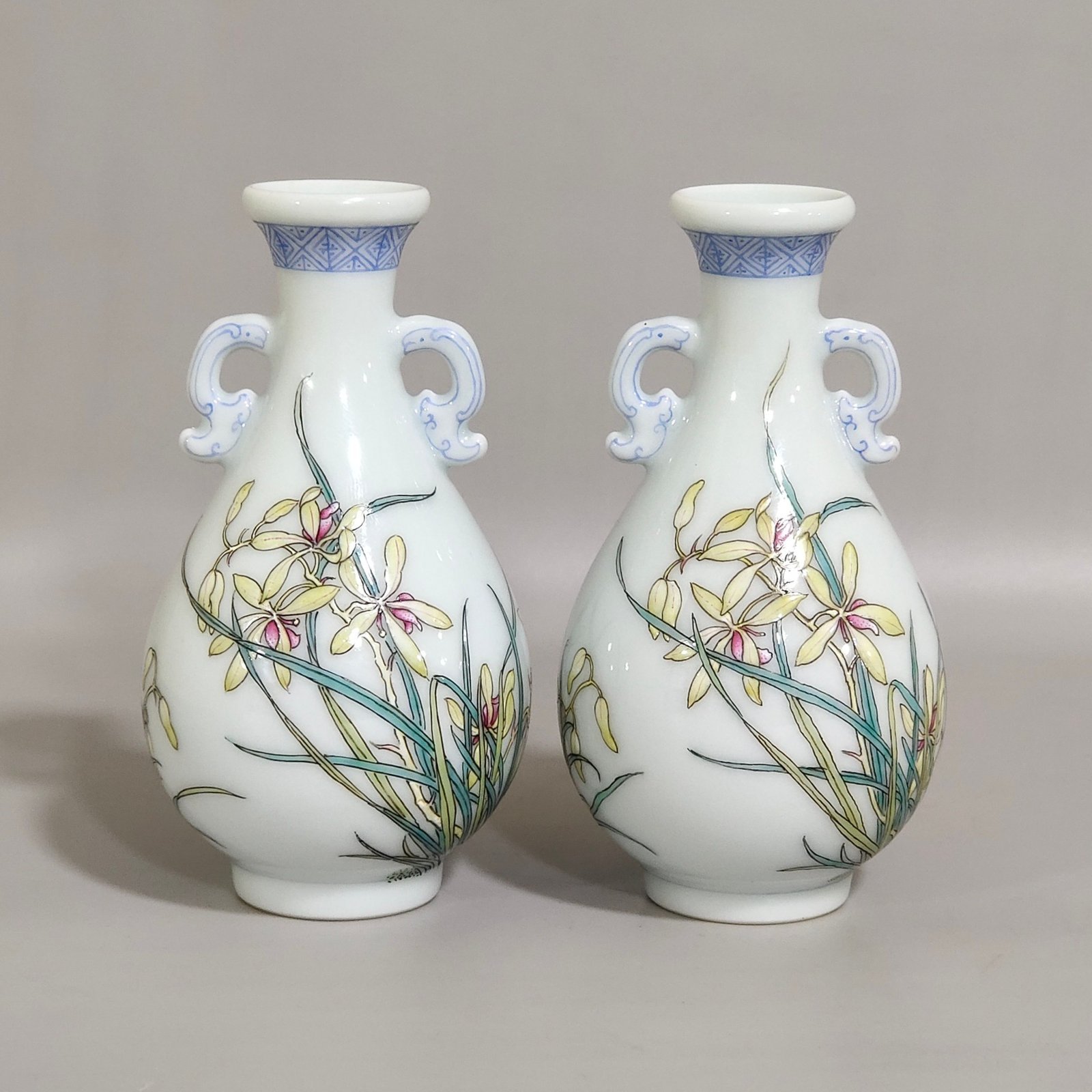 Qing Dynasty Qianlong enamel poetry Zhilan vial vase
