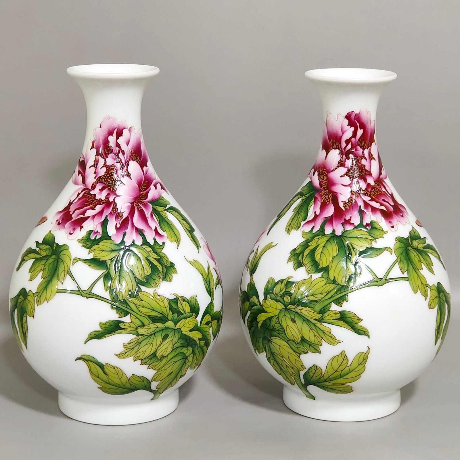 Qing Dynasty Qianlong enamel Castiglione flower jade pot spring vase