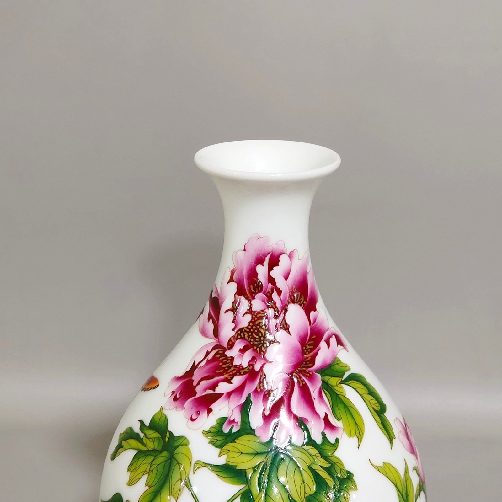 Qing Dynasty Qianlong enamel Castiglione flower jade pot spring vase