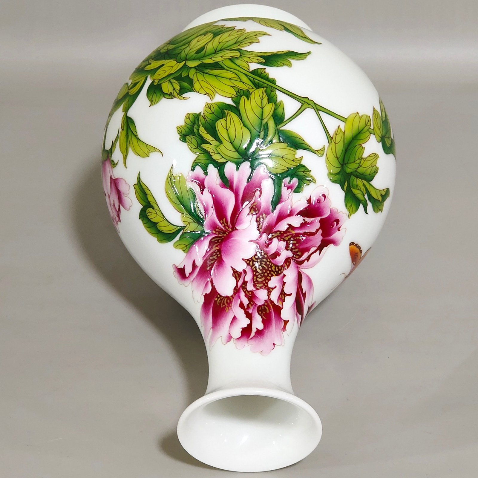 Qing Dynasty Qianlong enamel Castiglione flower jade pot spring vase