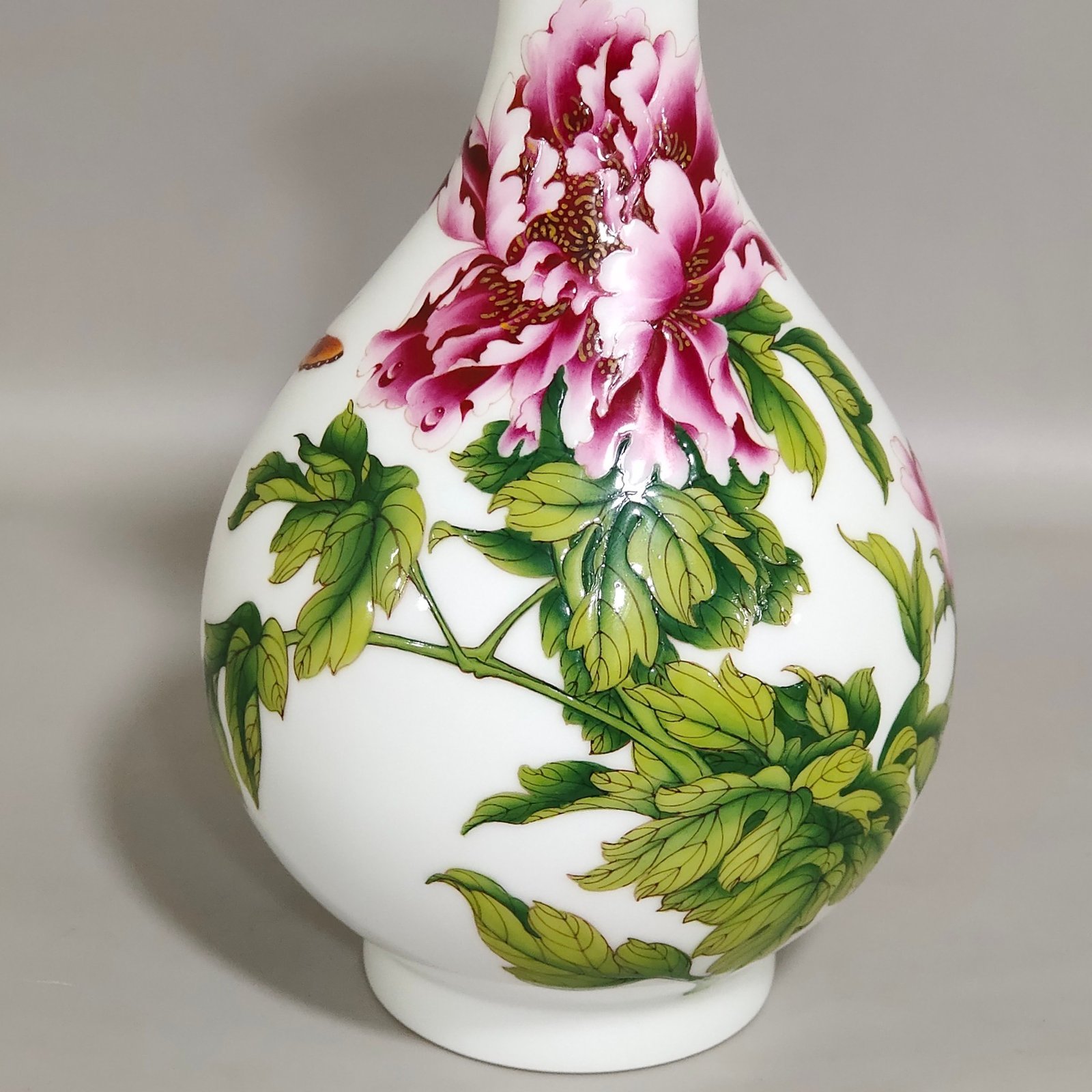 Qing Dynasty Qianlong enamel Castiglione flower jade pot spring vase