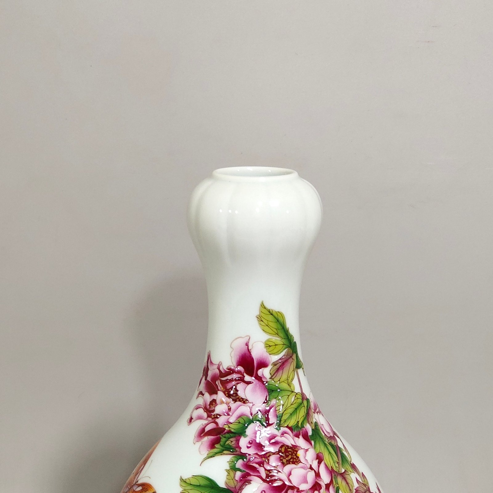 Qing Dynasty Qianlong enamel Castiglione flower poem garlic vase