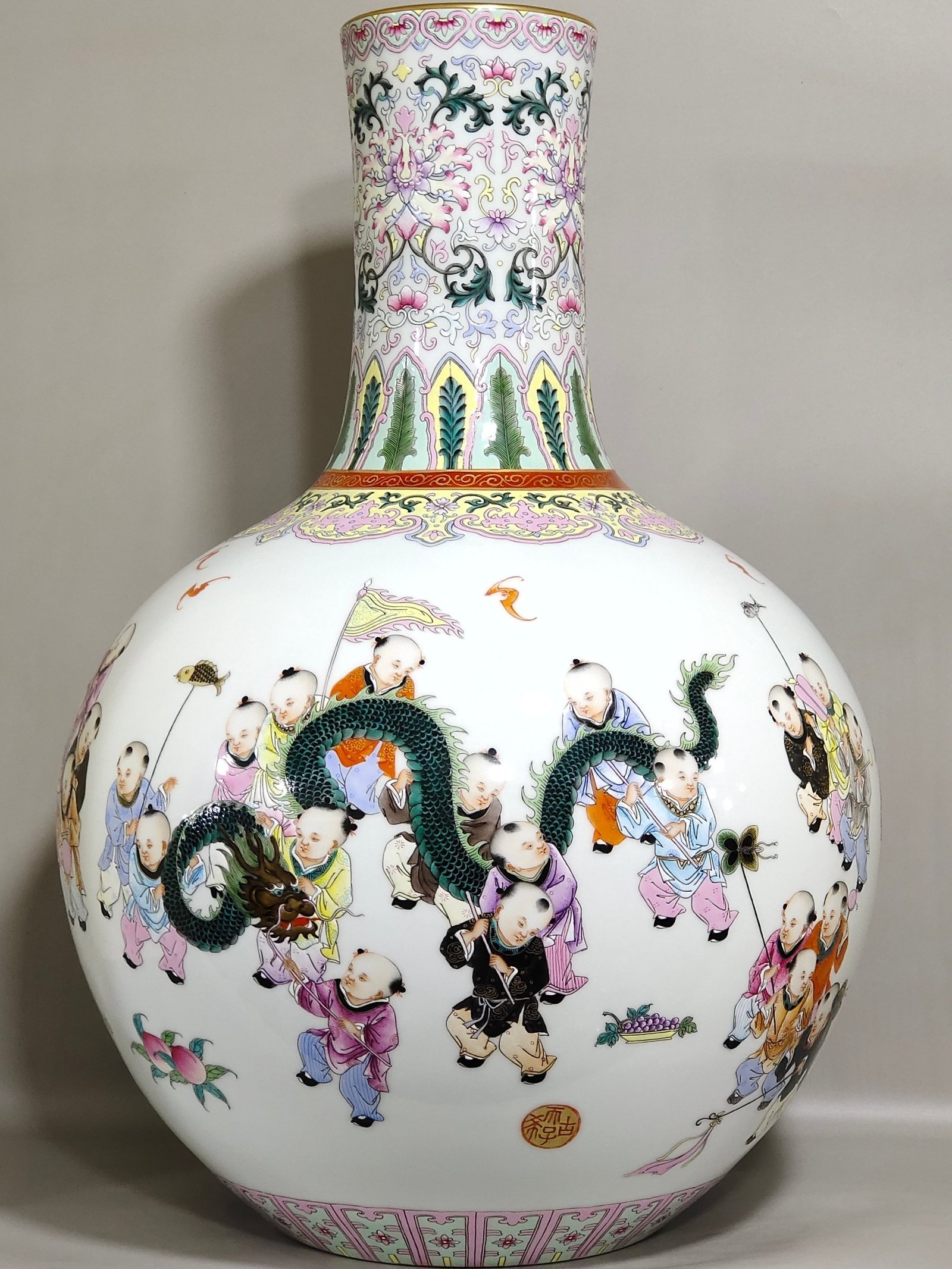 Qing Dynasty Qianlong Hundred Sons Celestial Vase