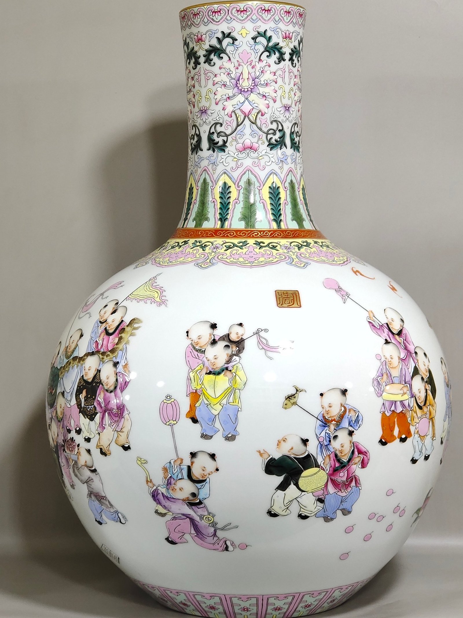 Qing Dynasty Qianlong Hundred Sons Celestial Vase