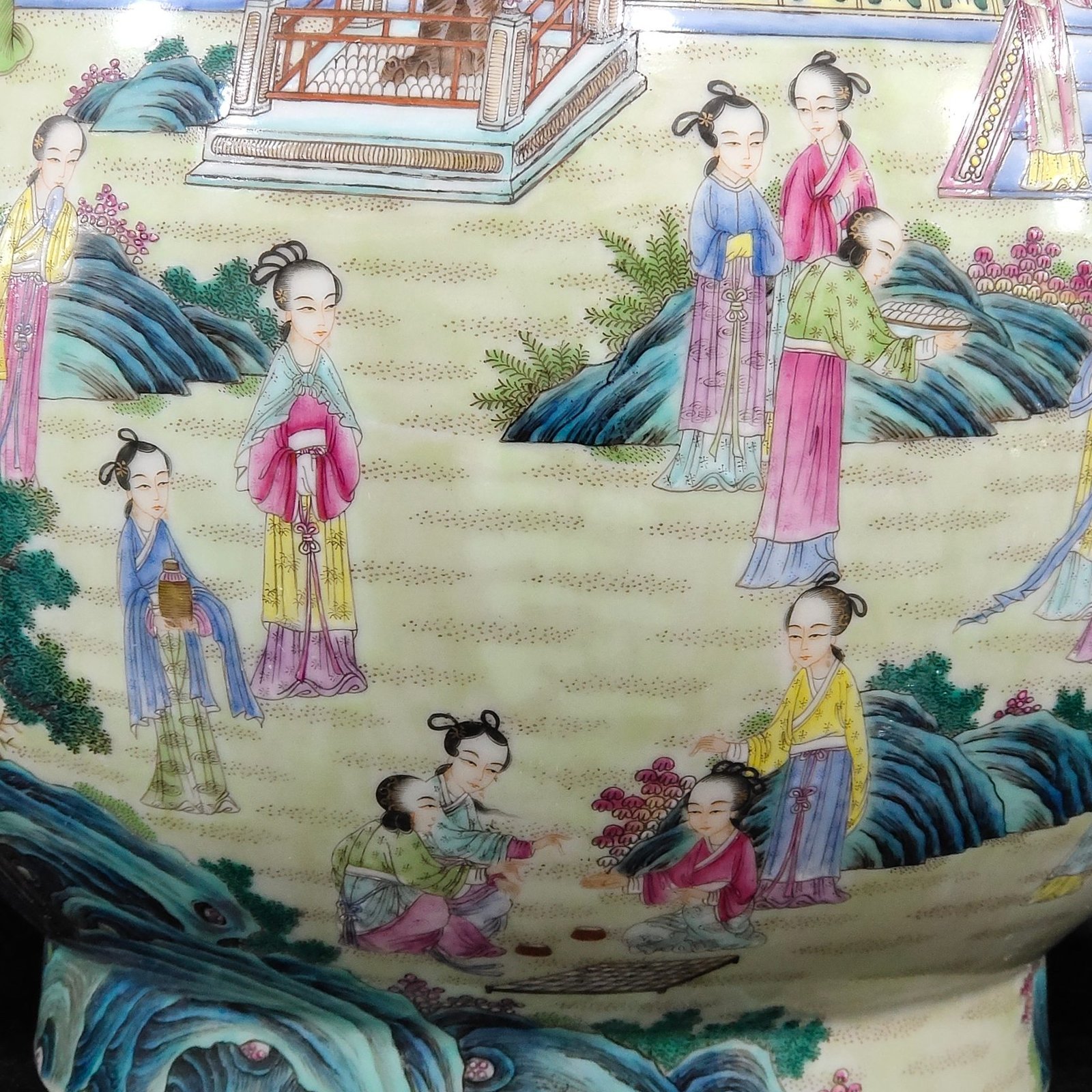 Qing Dynasty Qianlong Hundred Beautiful Pictures Two Eared Buddha Barrel Statue