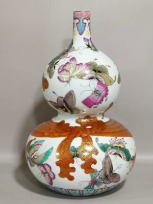 Qing Dynasty Qianlong Hundred Butterfly Baggage Bottle