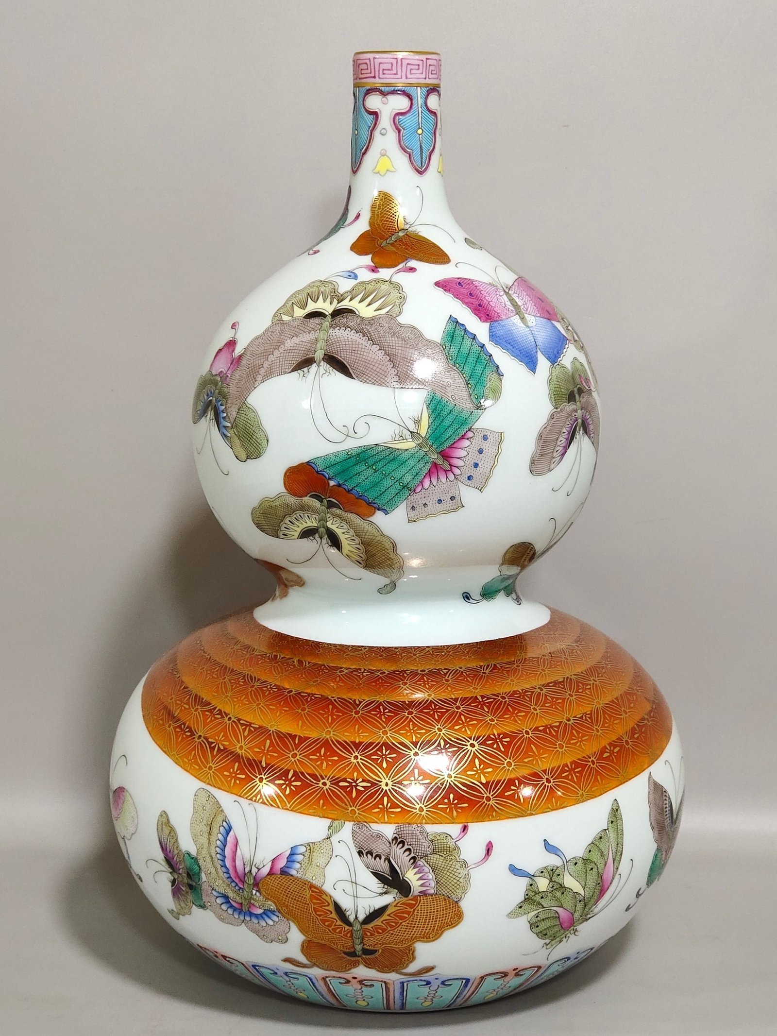 Qing Dynasty Qianlong Hundred Butterfly Baggage Bottle
