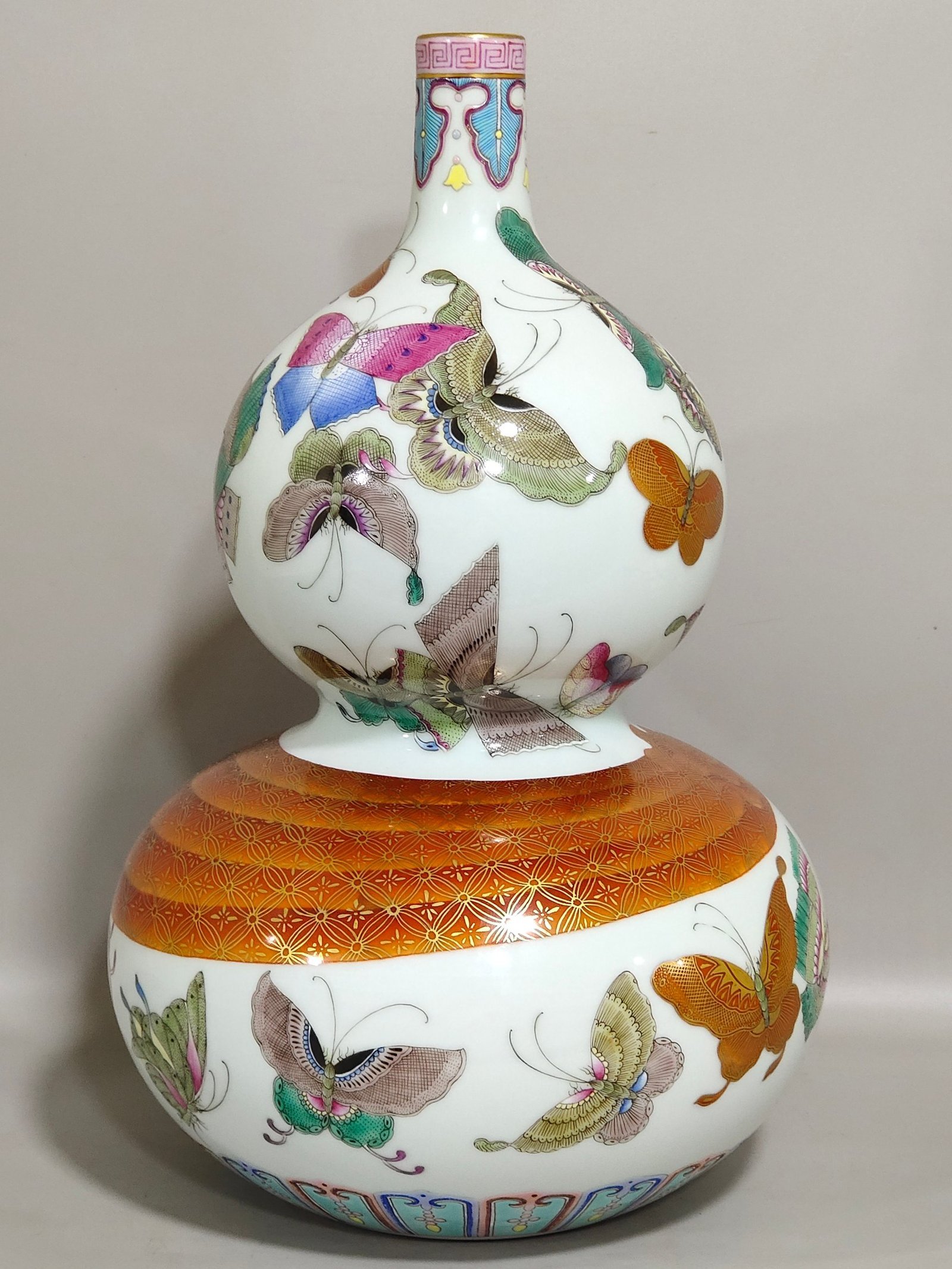 Qing Dynasty Qianlong Hundred Butterfly Baggage Bottle
