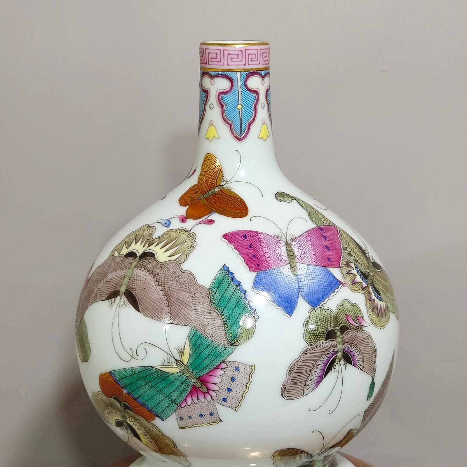 Qing Dynasty Qianlong Hundred Butterfly Baggage Bottle