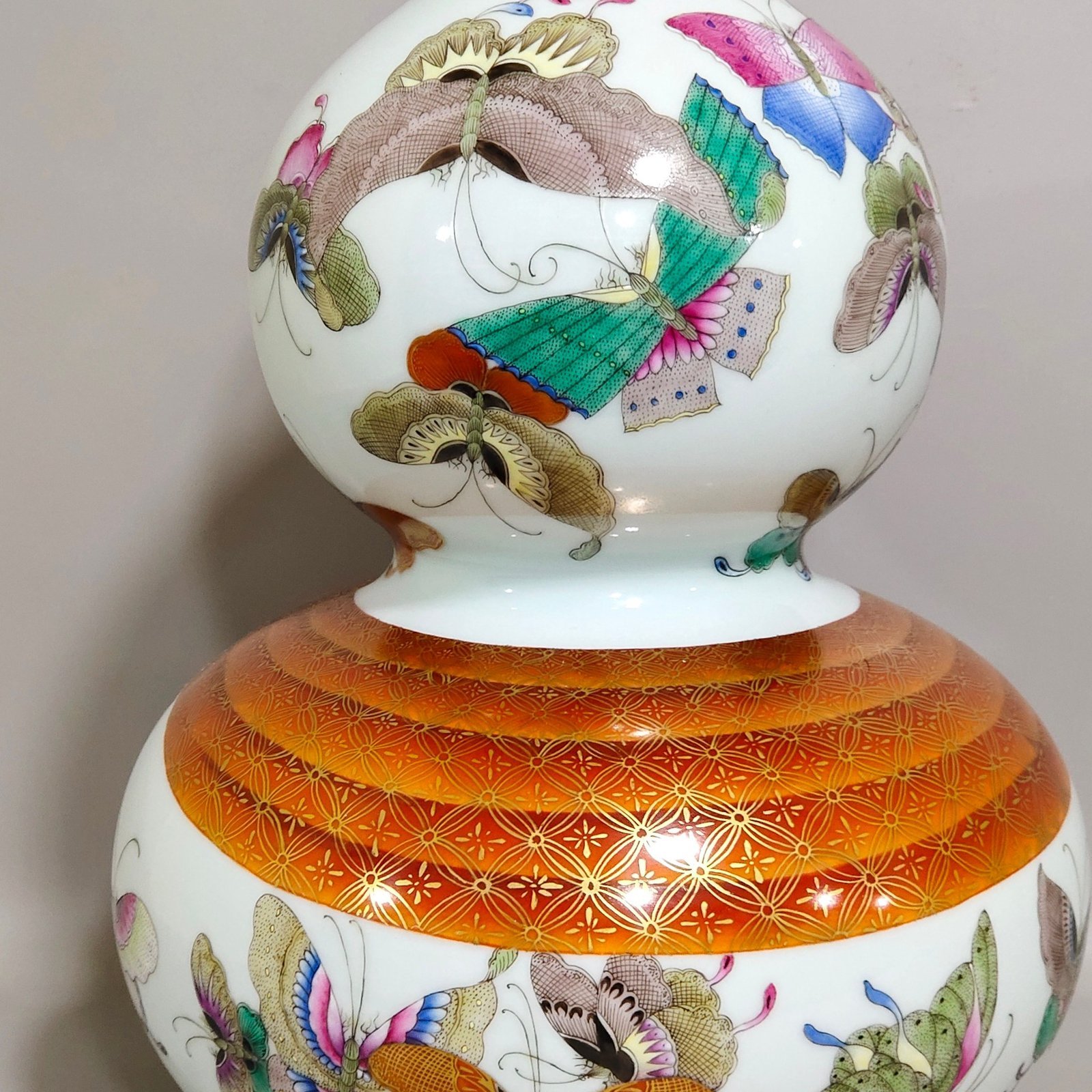 Qing Dynasty Qianlong Hundred Butterfly Baggage Bottle