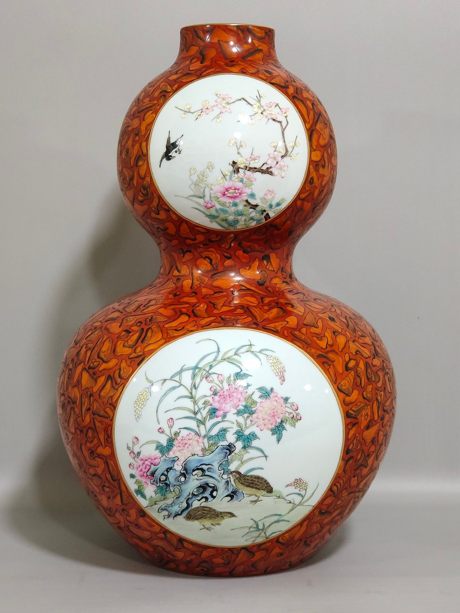 Qing Dynasty Qianlong stone pattern glazed flower and bird gourd vase with window