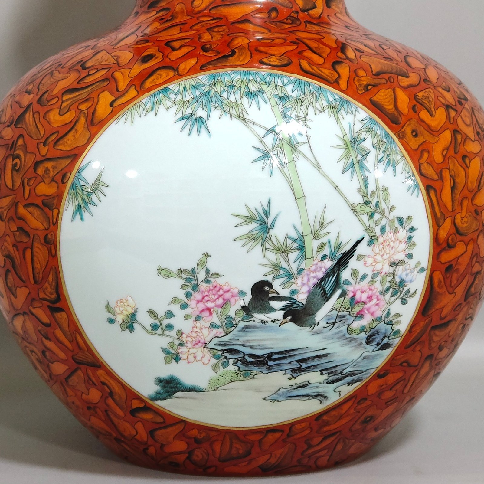 Qing Dynasty Qianlong stone pattern glazed flower and bird gourd vase with window