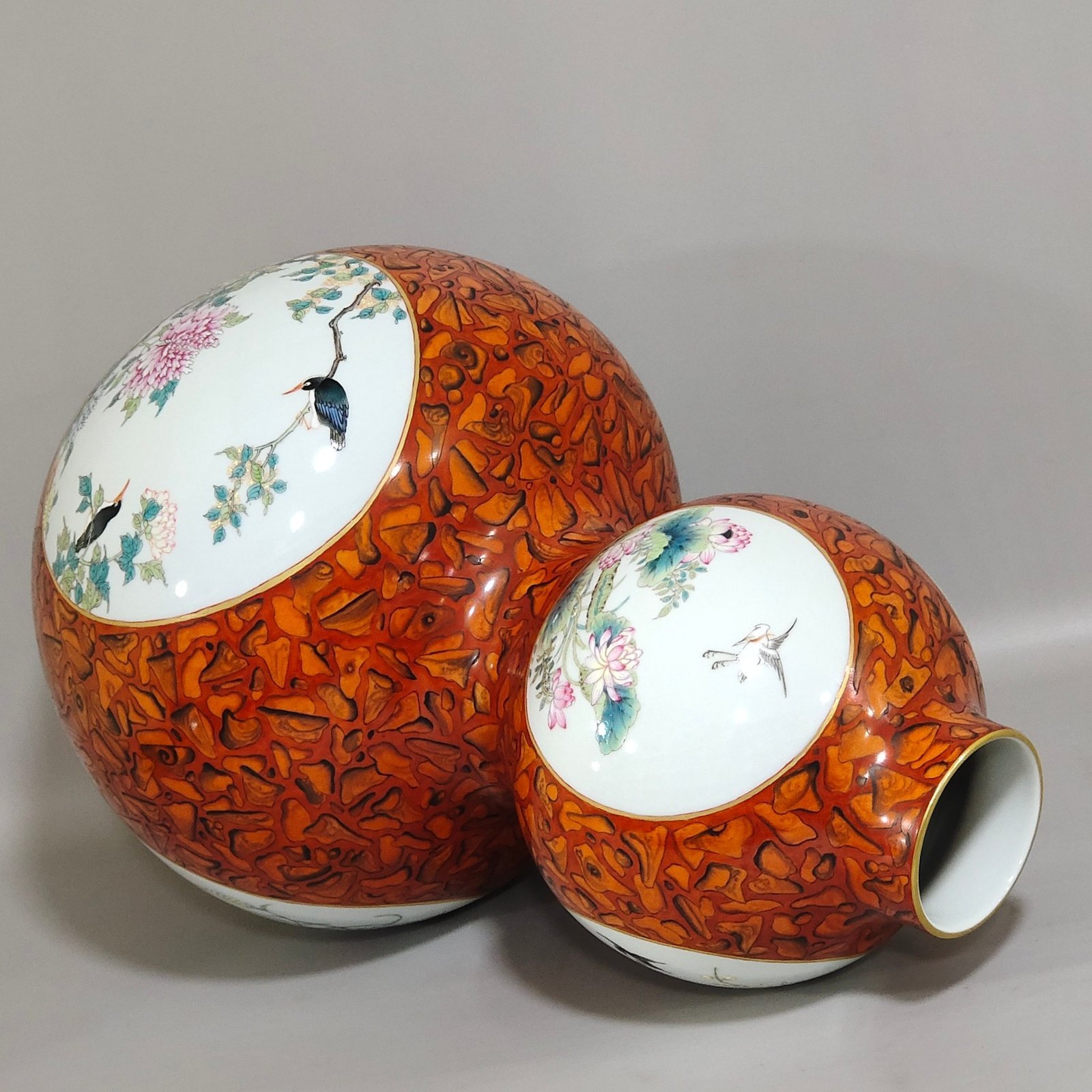 Qing Dynasty Qianlong stone pattern glazed flower and bird gourd vase with window