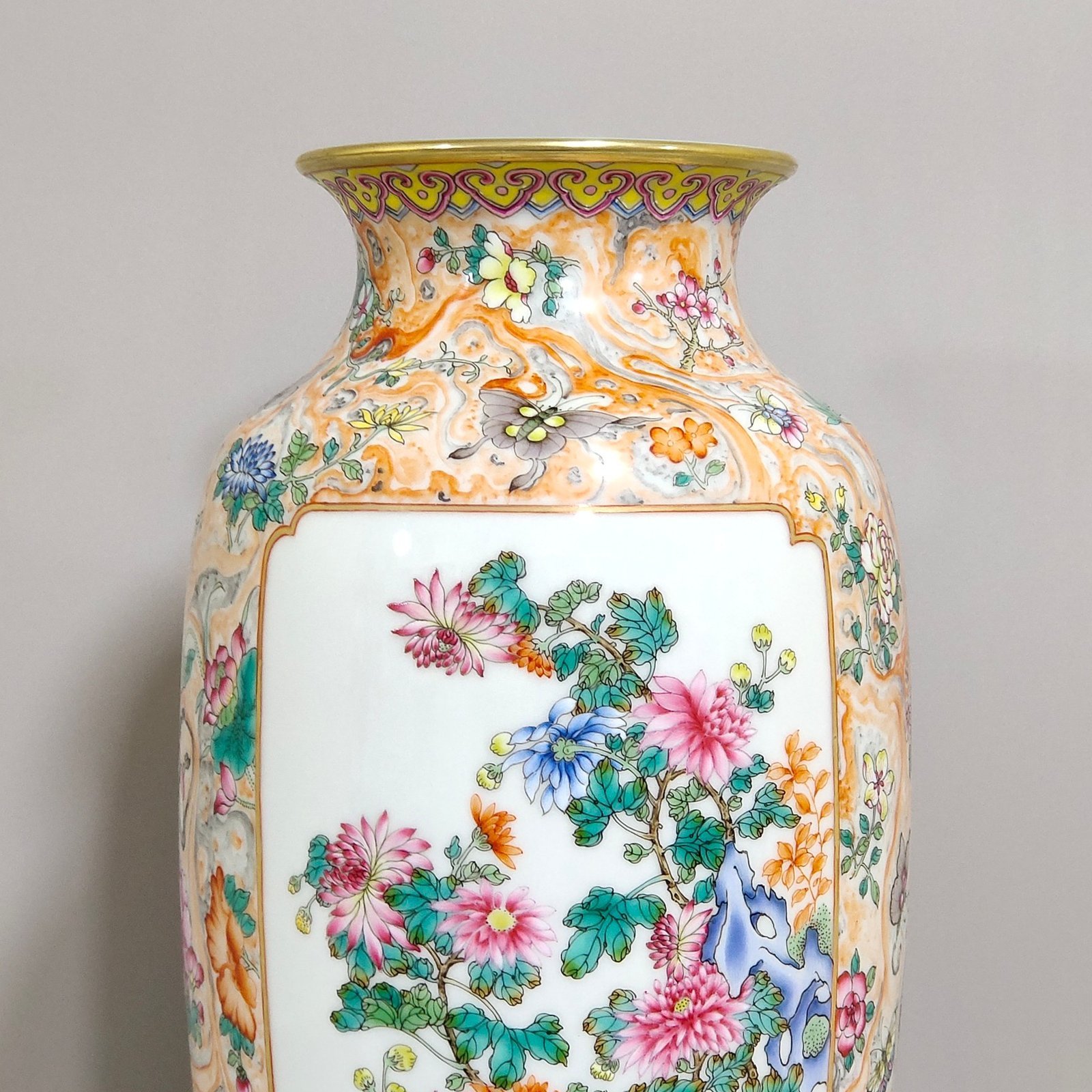Qing Dynasty Qianlong stone pattern glazed butterfly love vase