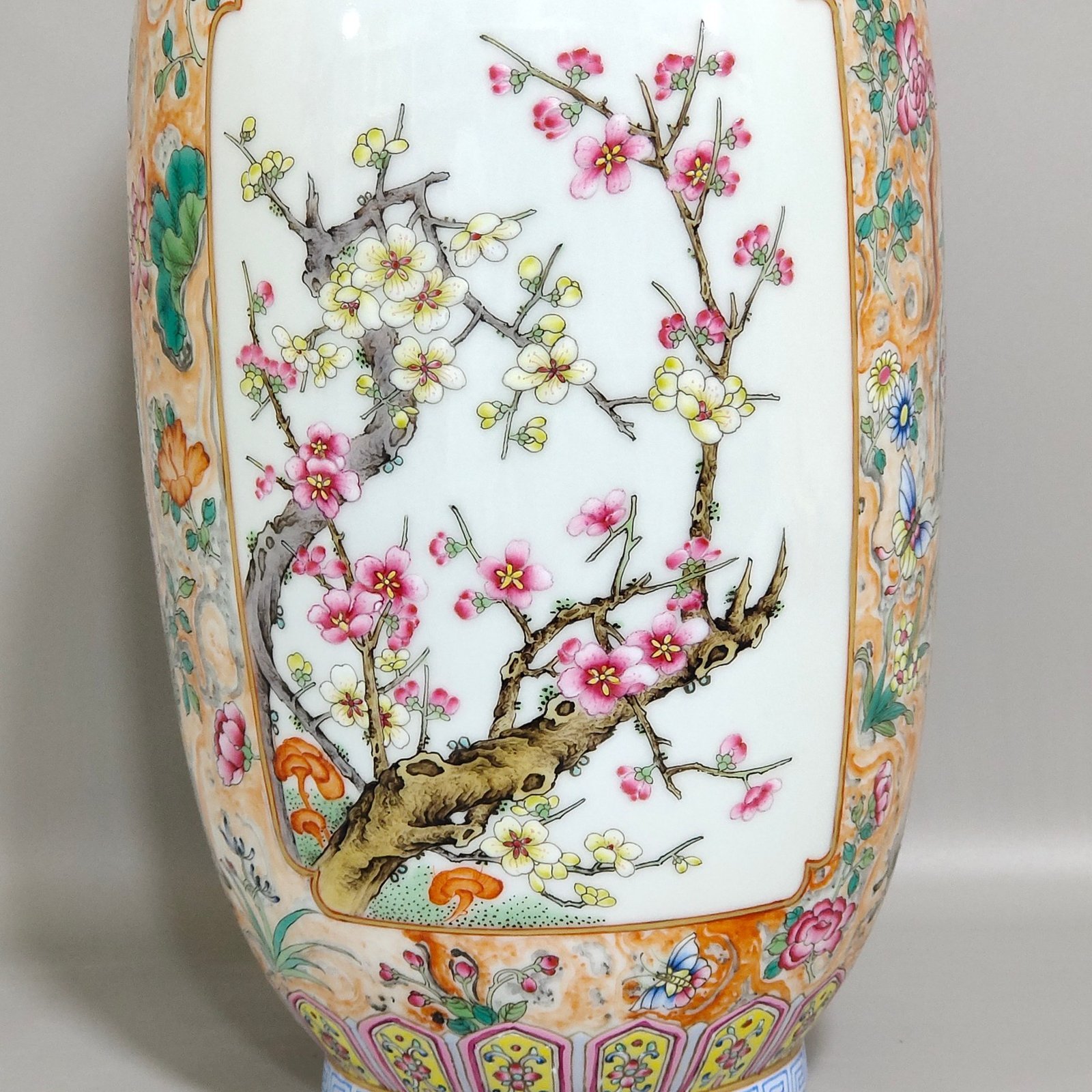 Qing Dynasty Qianlong stone pattern glazed butterfly love vase