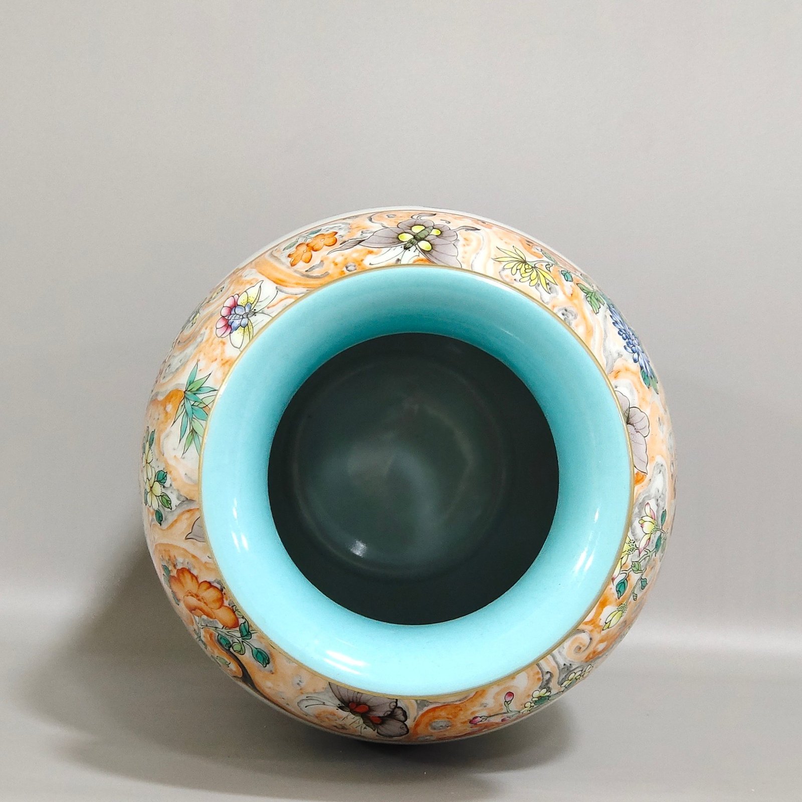 Qing Dynasty Qianlong stone pattern glazed butterfly love vase