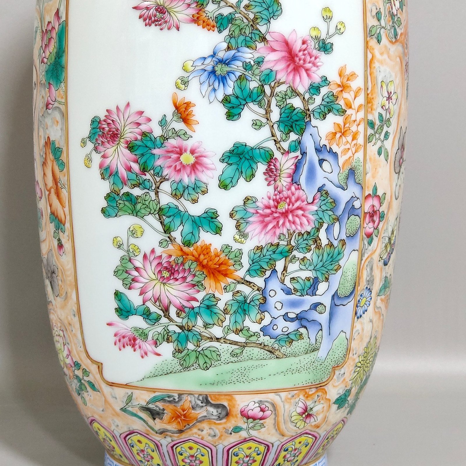 Qing Dynasty Qianlong stone pattern glazed butterfly love vase