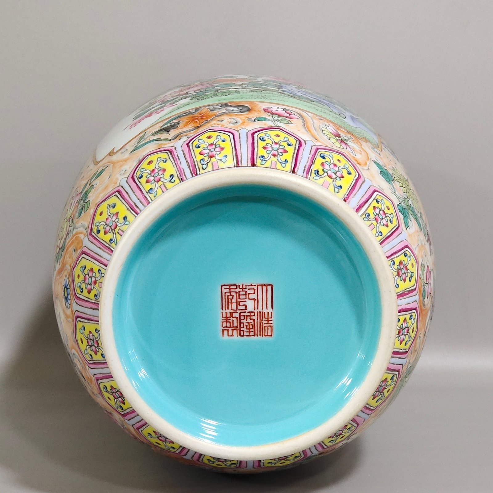 Qing Dynasty Qianlong stone pattern glazed butterfly love vase