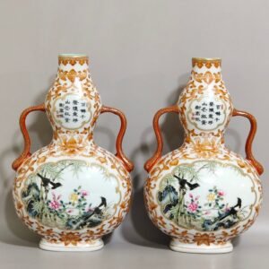 Qing Dynasty Qianlong alum red passion flower window shaped flat gourd vase