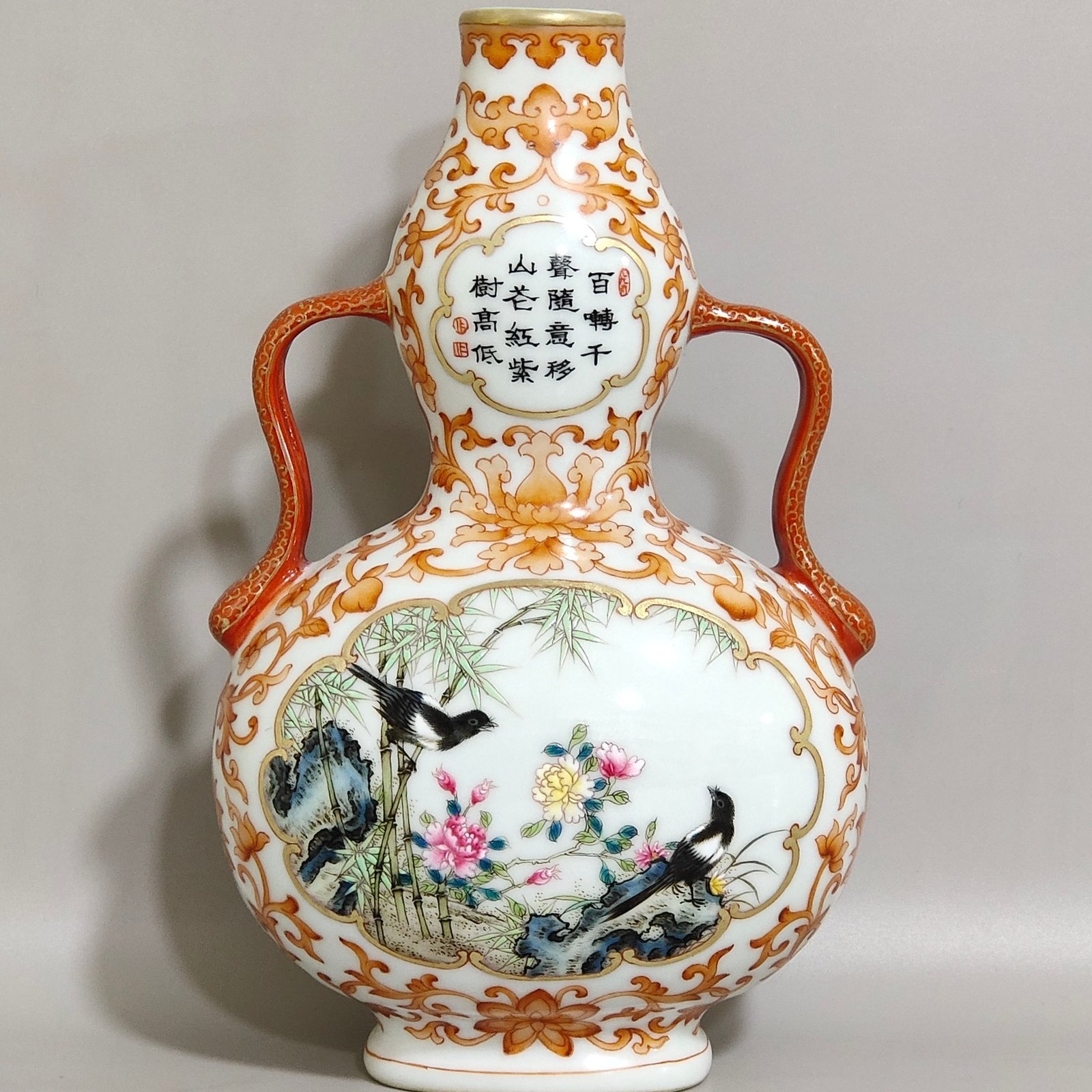 Qing Dynasty Qianlong alum red passion flower window shaped flat gourd vase