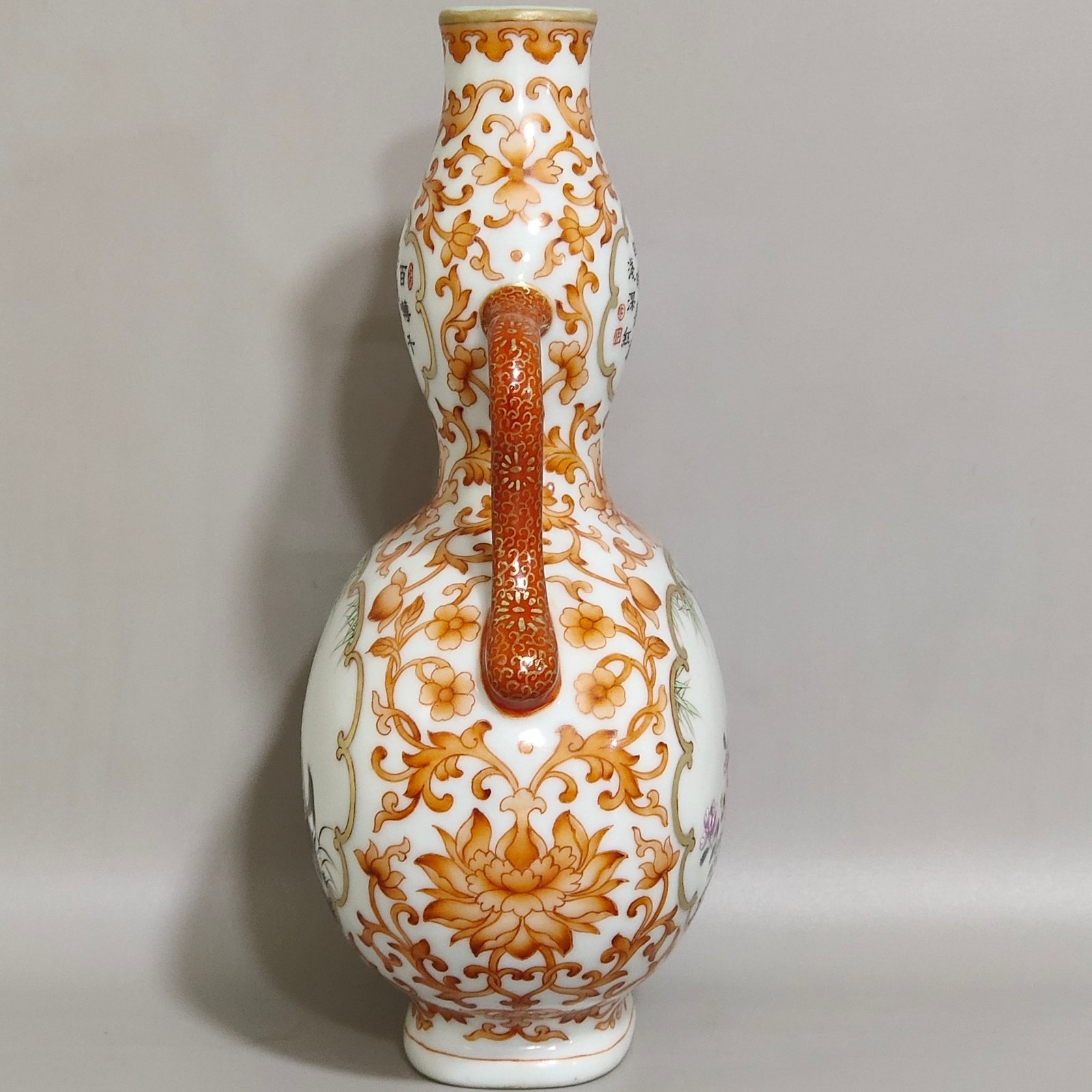 Qing Dynasty Qianlong alum red passion flower window shaped flat gourd vase