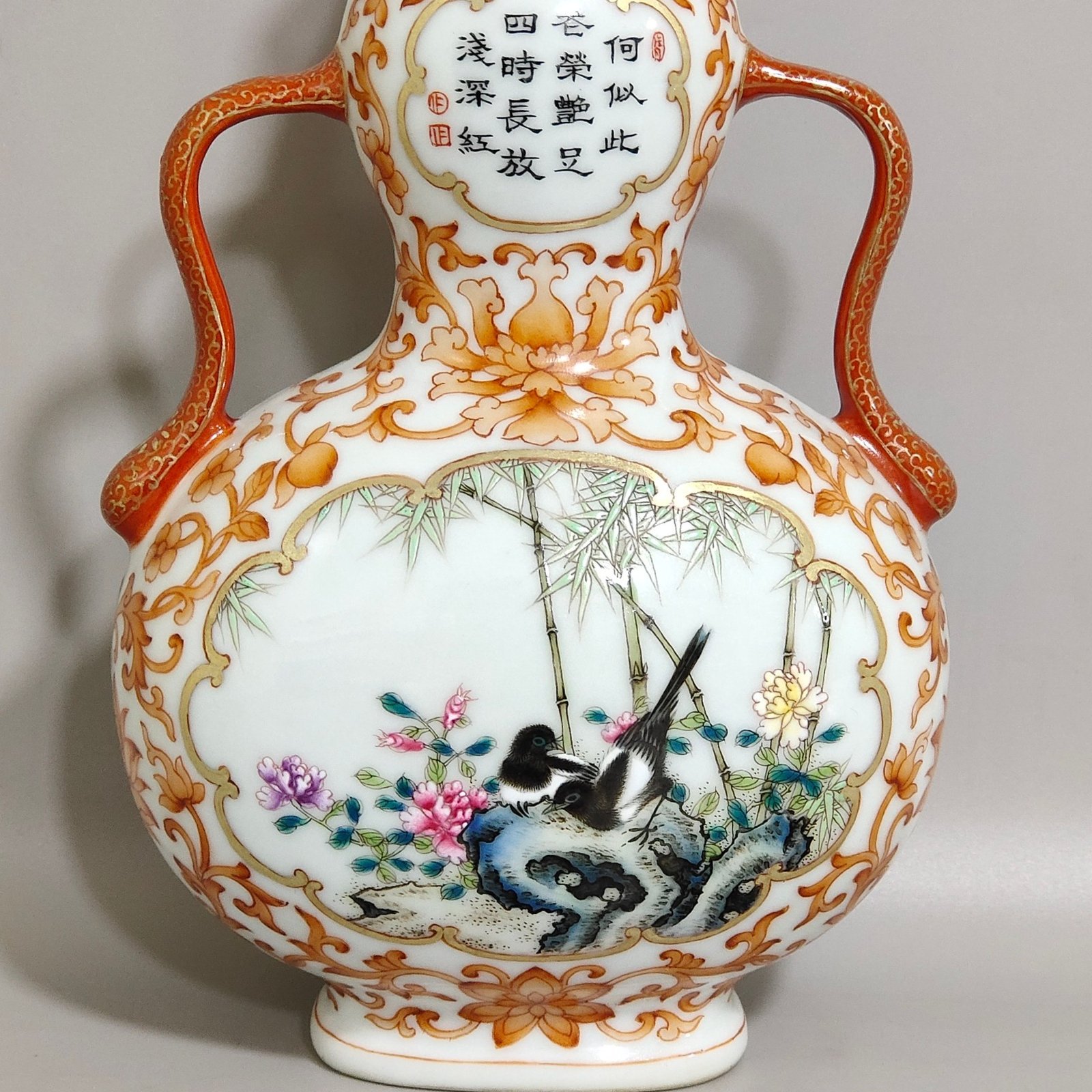 Qing Dynasty Qianlong alum red passion flower window shaped flat gourd vase