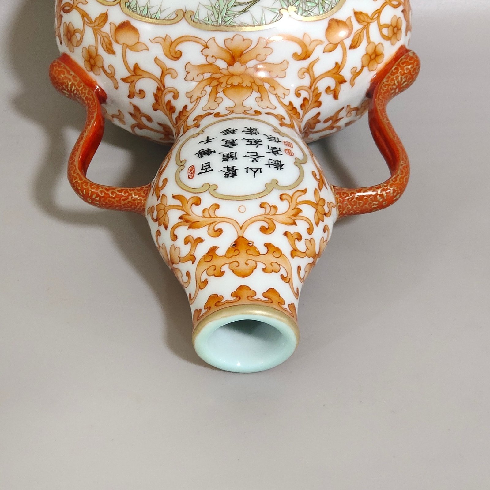 Qing Dynasty Qianlong alum red passion flower window shaped flat gourd vase