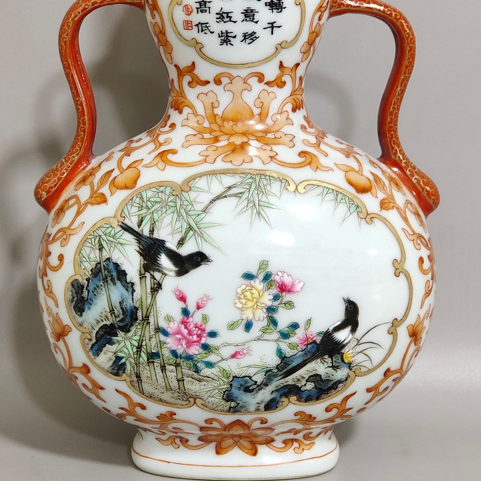 Qing Dynasty Qianlong alum red passion flower window shaped flat gourd vase