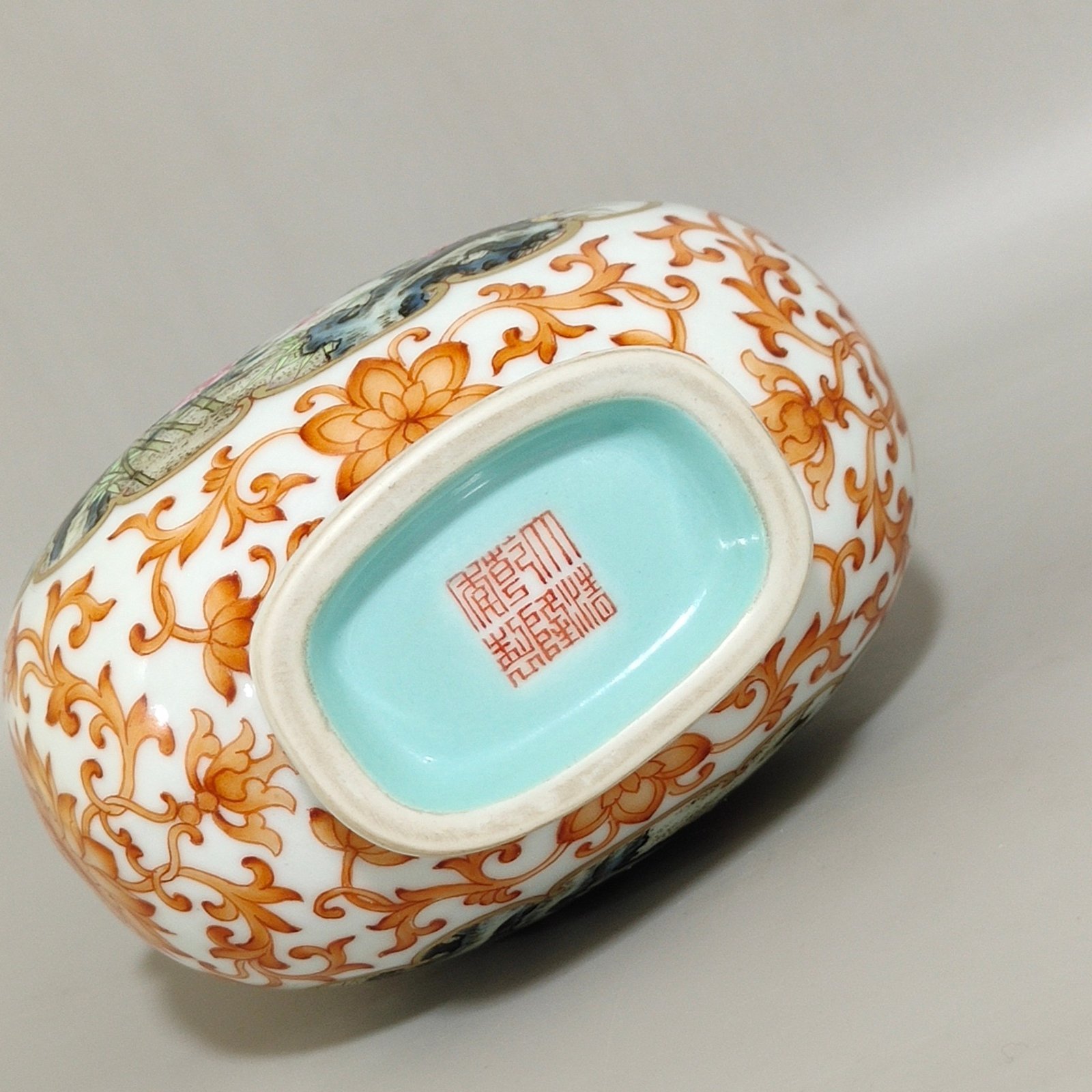Qing Dynasty Qianlong alum red passion flower window shaped flat gourd vase