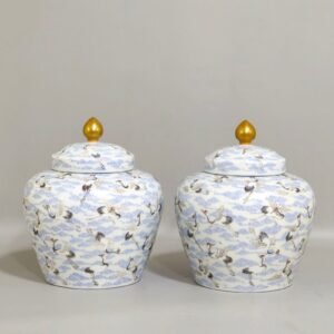 Qing Dynasty Qianlong tea can with auspicious clouds and hundreds of cranes