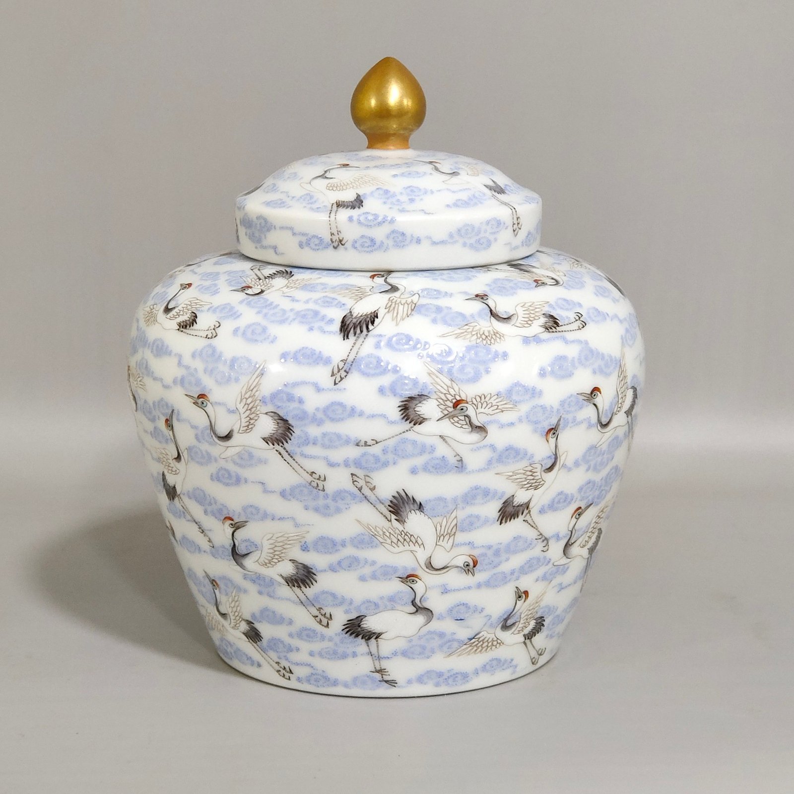 Qing Dynasty Qianlong tea can with auspicious clouds and hundreds of cranes