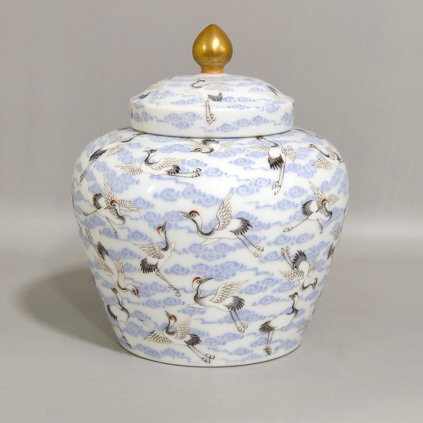 Qing Dynasty Qianlong tea can with auspicious clouds and hundreds of cranes